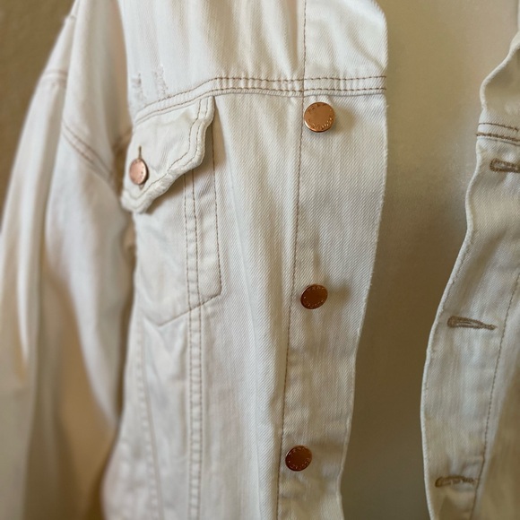 Free People White Jean Jacket Classic Style XS Trucker Oversized Fit - Picture 4 of 9